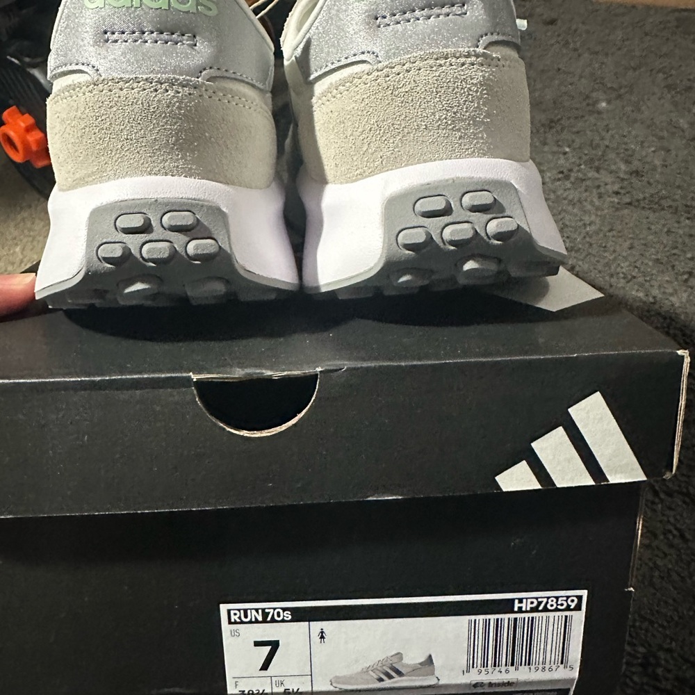Adidas Run 70s Women's shoe size 7 White Beige Silver Tan Suede Leather HP7859 - Picture 4 of 5